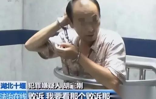 2015年，湖北一男子因为讨薪维权败诉后，在取法院判决回执单的时候，拿刀狠狠的刺