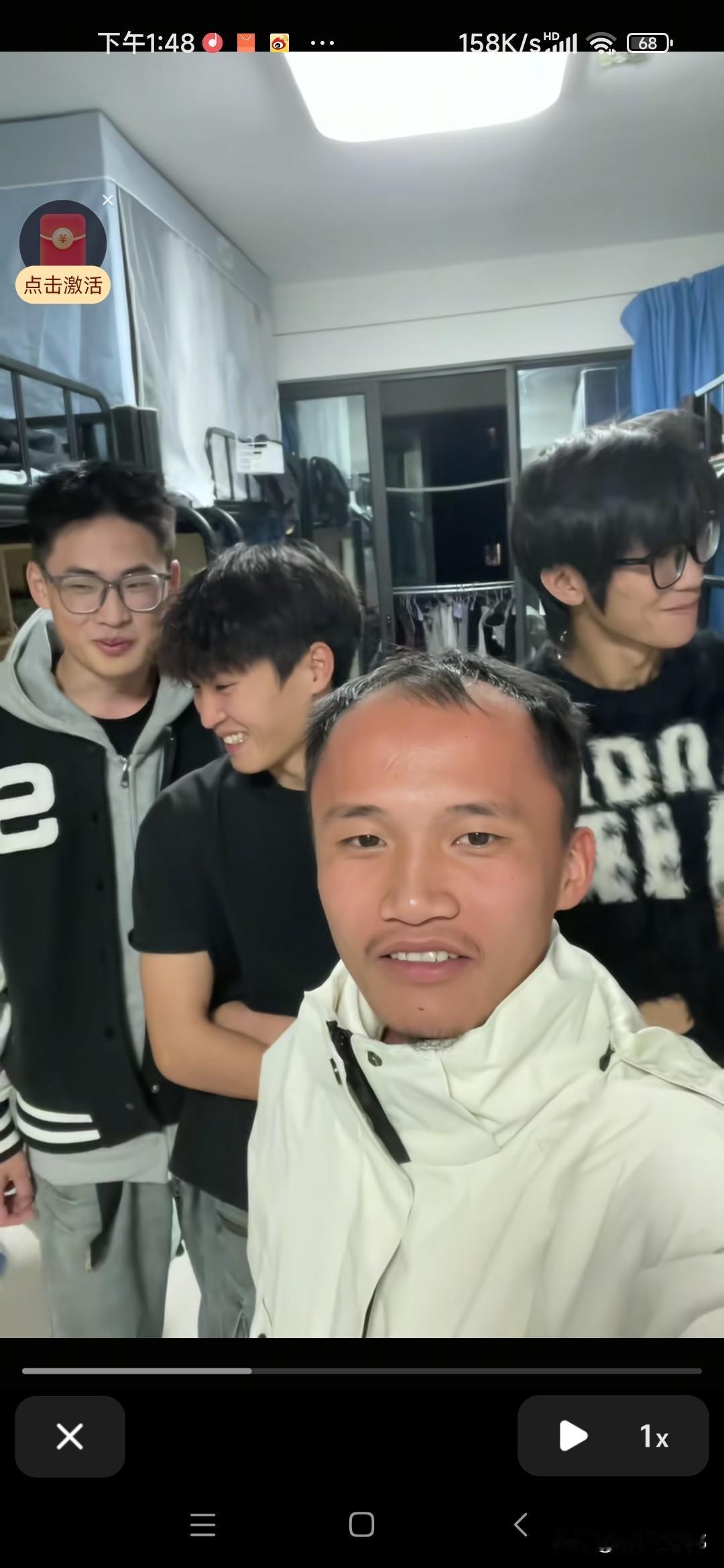 你能一眼看出对方年龄吗？

我刚才在抖音刷到几个朝气蓬勃的小伙子，其中一个（左图