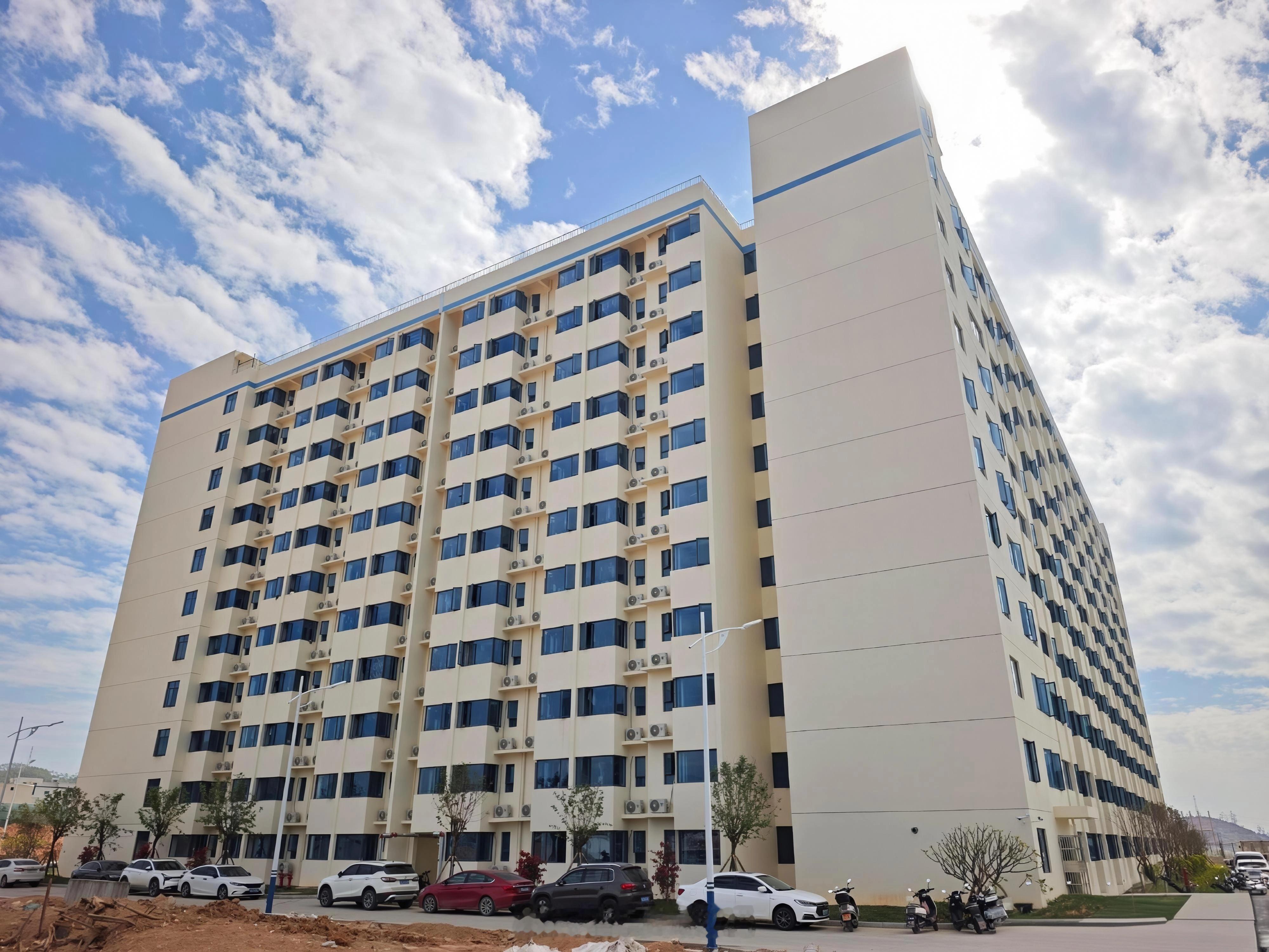 这就是别人家的进厂待遇嘛，干净整洁的宿舍，丰富的美食搭配，精彩的文体活动…比亚迪