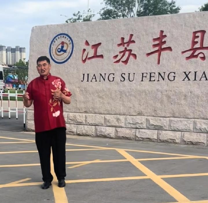 大衣哥这一次接丰县学校的商演，接的很不是时候，丰县热熔胶幼儿园，这么负面的黑新闻