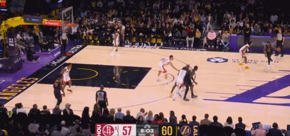 今日最佳！詹姆斯上演折叠背扣！
在今天NBA季后赛湖人对阵火箭的第三节比赛中，詹