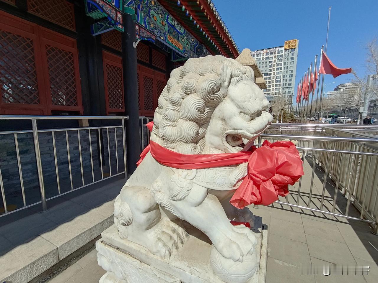 【石狮子】狮子的摆放是很讲究的，站在门口向外看，雄狮在左，雌狮在右，你就记“男左