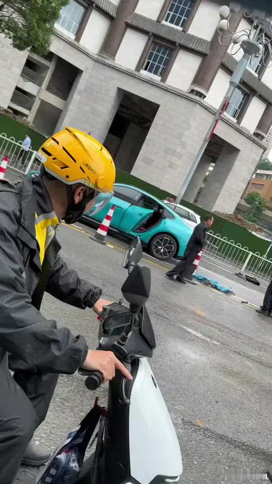 贵阳花果园小米SU7车祸致2人死亡逆行快速，基础的交规都不遵守，这也能怪车厂？果