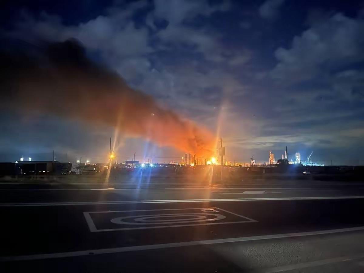 ​在俄罗斯夜空中发出巨大的响声，很明显看得出整个夜空被恐怖笼罩着。仔细观看一下，