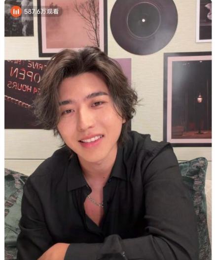 蔡徐坤太牛了，直播时关闭了美颜和打赏，对黑他的人和视频也给与支持和关心，真的是成