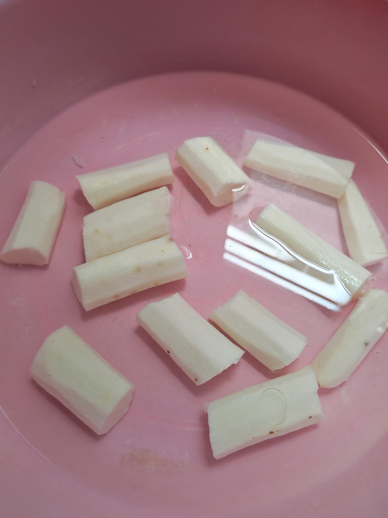 一截截去皮后的山药，通体奶白温润，干净清爽，切成长短均匀的小段，泡在清水中，避免