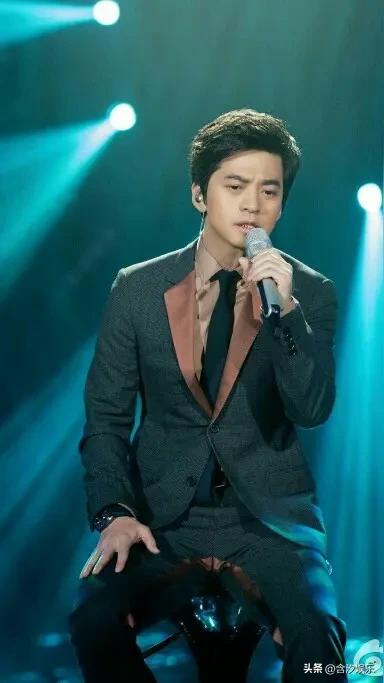 张智霖问李健:“你一天吃几顿饭？”李健说:“我每天吃一餐。”张智霖十分震惊:“一