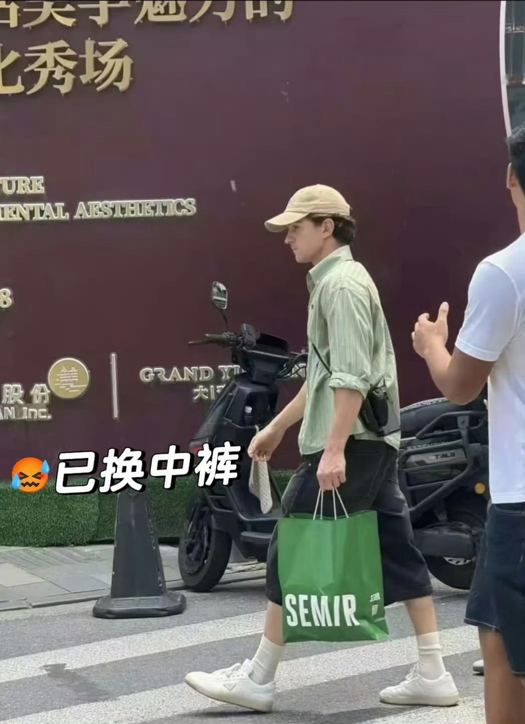 森马直播间的标语，荷兰弟来了都得领一袋森马走。荷兰弟来上海这一趟热到买了一条裤子