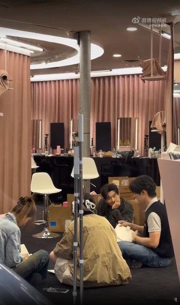黄晓明[超话]黄晓明中餐厅当老板美妆店帮工喜欢晓明哥在不同角色里的切换！中餐厅的