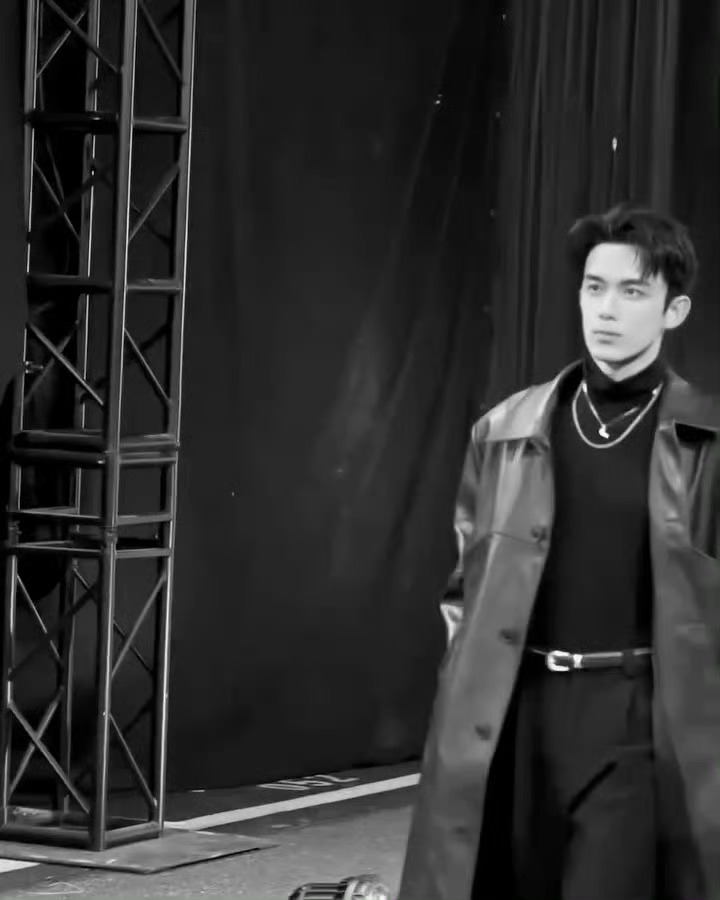 吴磊磊子真的太帅啦，这大领口是来going我们的吗 