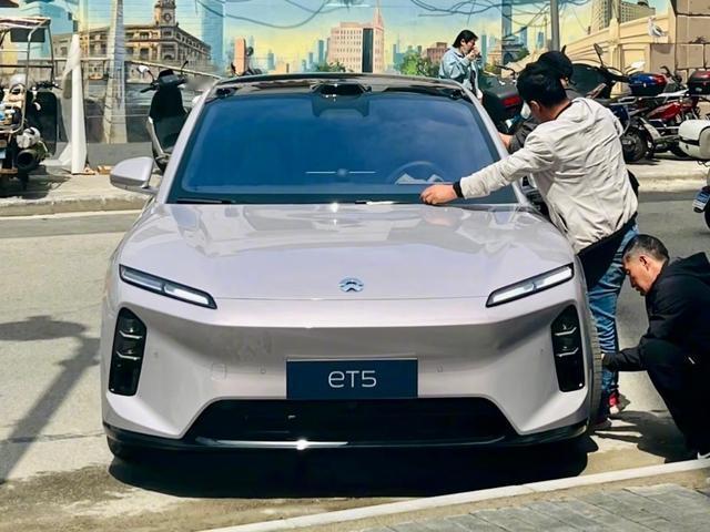 新款蔚来ET5t，外观微调了一下，尾部有点变化，还是那个迷人的模样 ​​​