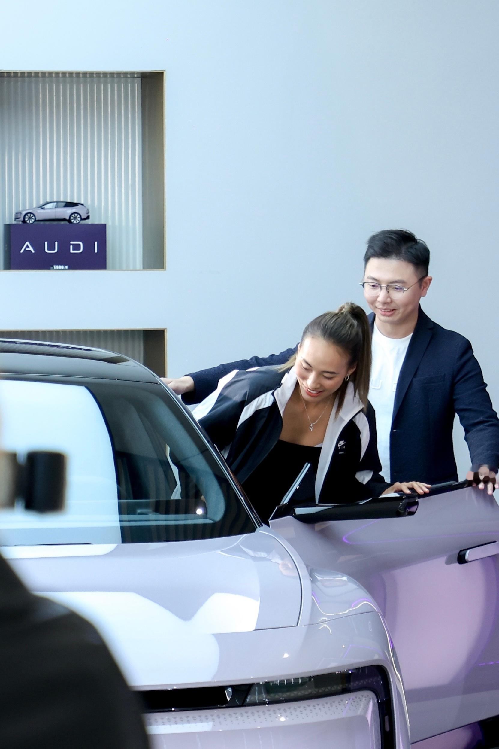 郑钦文都直呼“是我的车”！奥迪E5绝对是顶帅的颜晨曦紫自带好运buff，星钻大灯