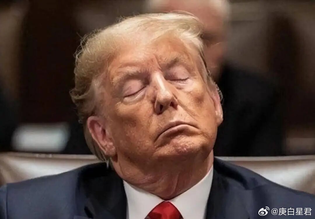 把霍尔木兹海峡改称特朗普海峡，特朗普是不是疯了？他没疯，他只是把全世界当成了自己