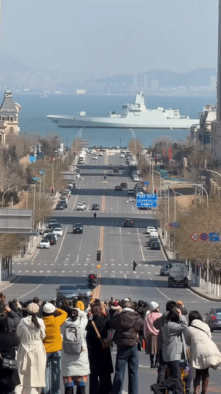 辽宁大连网友实拍国产“055”大型驱逐舰，真是看起来太震憾了！
视频拍摄地点位于