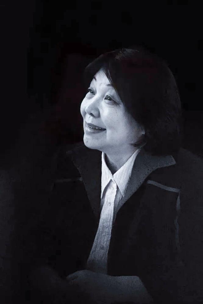 喜欢在毕淑敏《恰到好处的幸福》中的一句话：

“只要你自己不倒，别人可以把你按倒