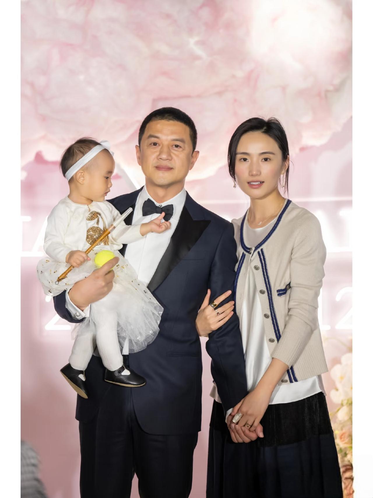 李亚鹏与小19岁娇妻离婚，
根本原因很简单，
不是因为夫妻感情不合，而是因为他太
