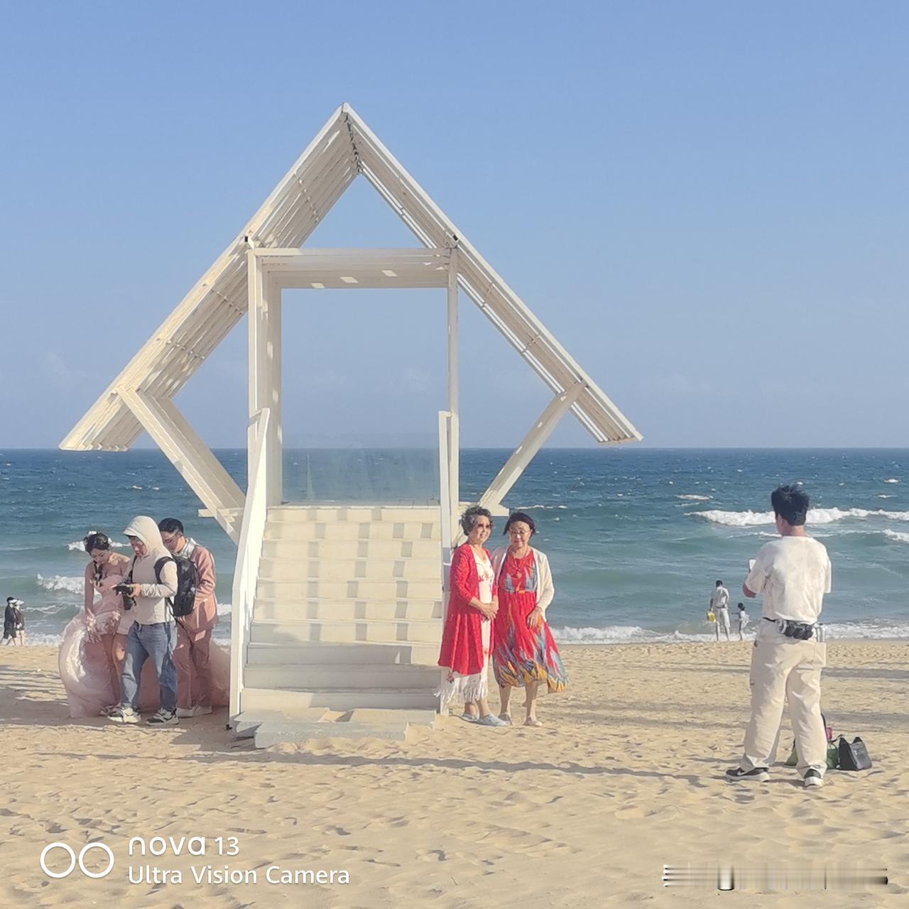 夕阳西下的清水湾，真的美到失语！
蓝天与海滩相映成趣，漫步在海岸线，整个人都融入