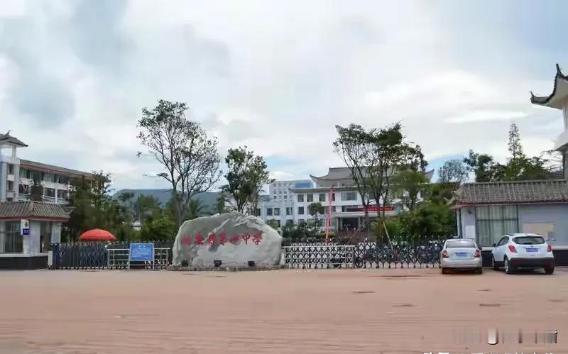 四楼窗口空着，同事说他昨儿还改卷子，现在ICU里插着管。

姚安县教体局通报没写