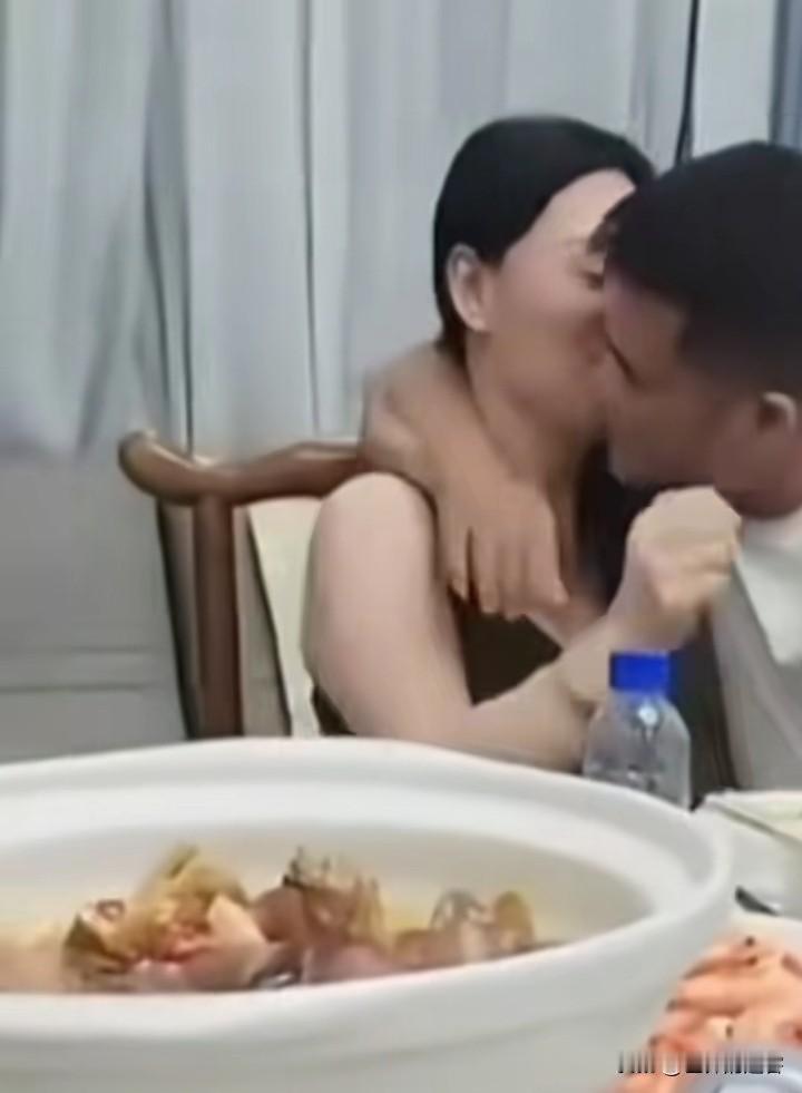 难怪大众对同学聚会的印象不好，原来是有些人不道德啊！

一对男女借着同学聚会，大