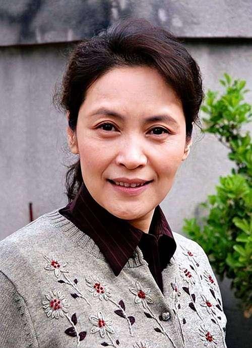 非科班出身却拿下金鸡奖！宋晓英深耕影坛50年，普通人逆袭演艺圈的硬核捷径
 
著