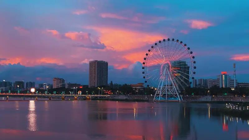 从地理位置来看，湛江处于粤琼桂三省区交汇处，还是海上丝绸之路的重要节点，凭借这一