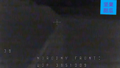 哈尔科夫地区，一辆乌军的皮卡趁夜搭着武装人员去轮换，被俄军带热成像的无人机发现，