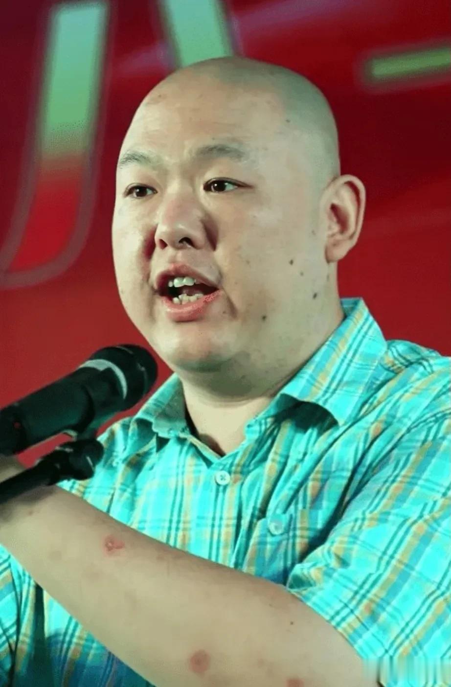 一次，王玥波和郭德纲演出，忙活了一天时间，观众太少，只赚了80块，王玥波不好意思