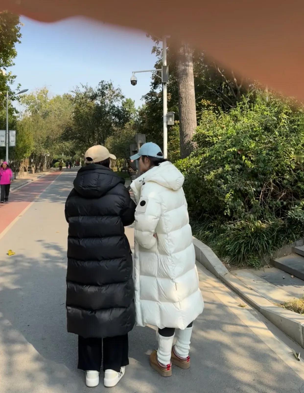 不懂...为什么现在女生都这么穿了……

偶遇两位时尚小姐姐正对着一款羽绒服进行