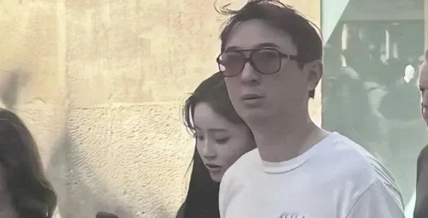 王思聪退出万达，彻底同王健林完成产业切割。最新工商信息显示，王思聪于近日卸任了万