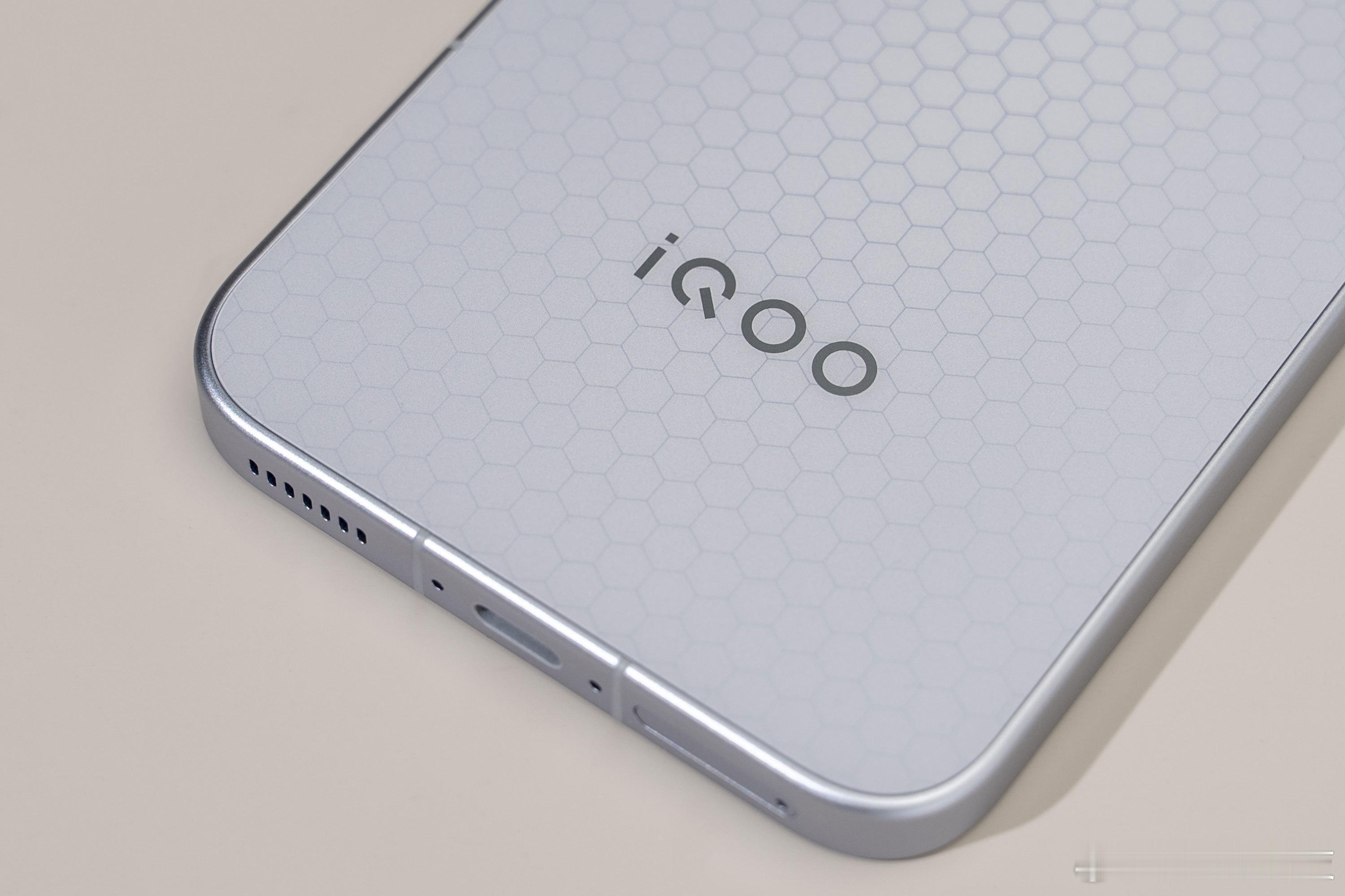 银灰色机身会在光线折射下泛出冰蓝光泽，背盖下的蜂巢状纹理也随之显现，增添了视觉层