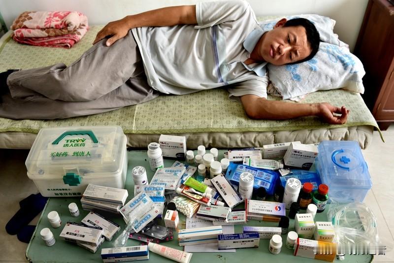 河南一位年轻父亲在自家厕所猝然离世。妻子含泪回忆，丈夫生前曾诉说胸口疼痛，去医院