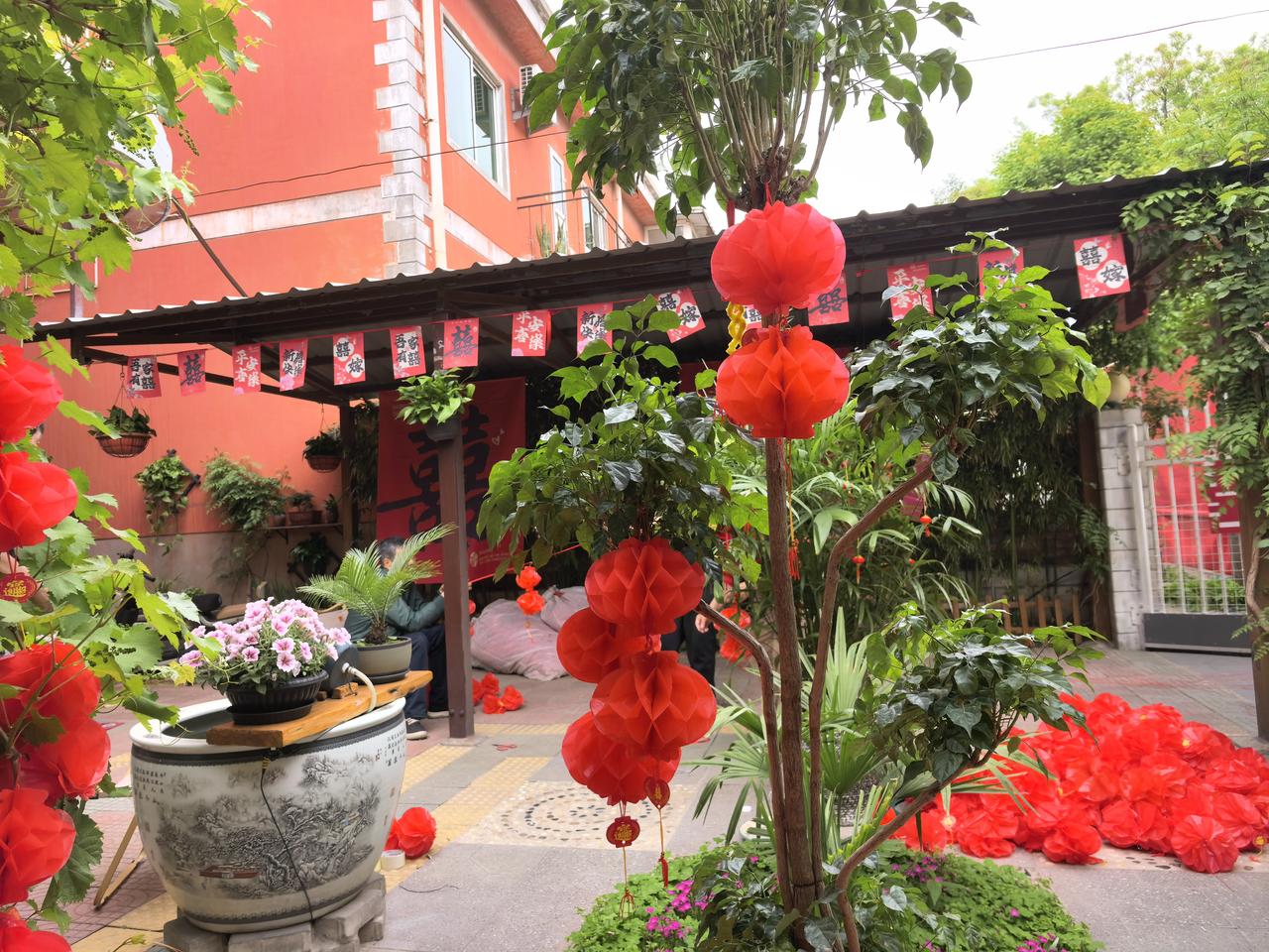 年轻的丈母娘笑死人了。

邻居家姑娘26号出阁，24号我就去帮忙装扮家里。

邻