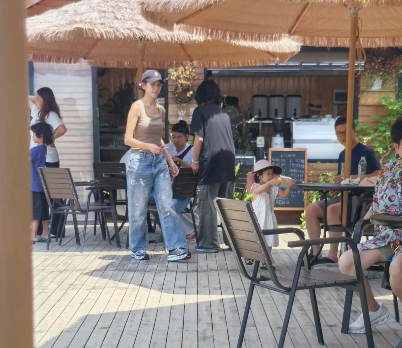 蔡少芬张晋带着孩子与父母，
一大家逛到了安顺，
在安顺滴水滩瀑布一家云瀑咖啡门外