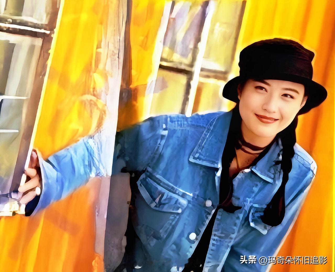 周海媚女神美照📸
牛仔衣裹着松垮的随性，
黑帽压着麻花辫的软，
红唇咬着笑意，