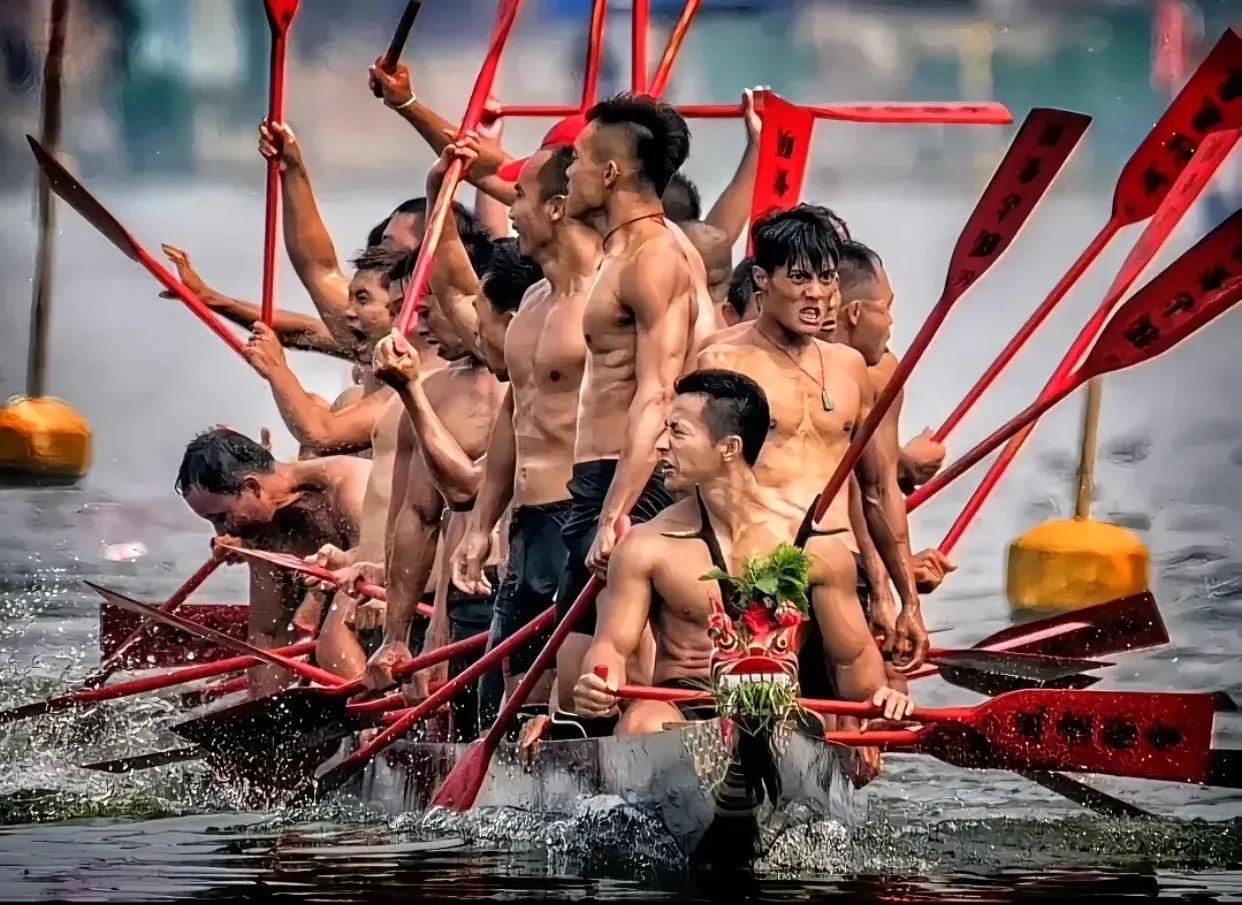 网友：如果不评此照为“年度最佳摄影奖”，请拆了评选机构的老窝！#划龙舟