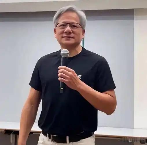🔥黄仁勋陪总统访华：从“被除名”到空军一号VIP！皮衣大佬北京逛胡同、喝蜜雪冰