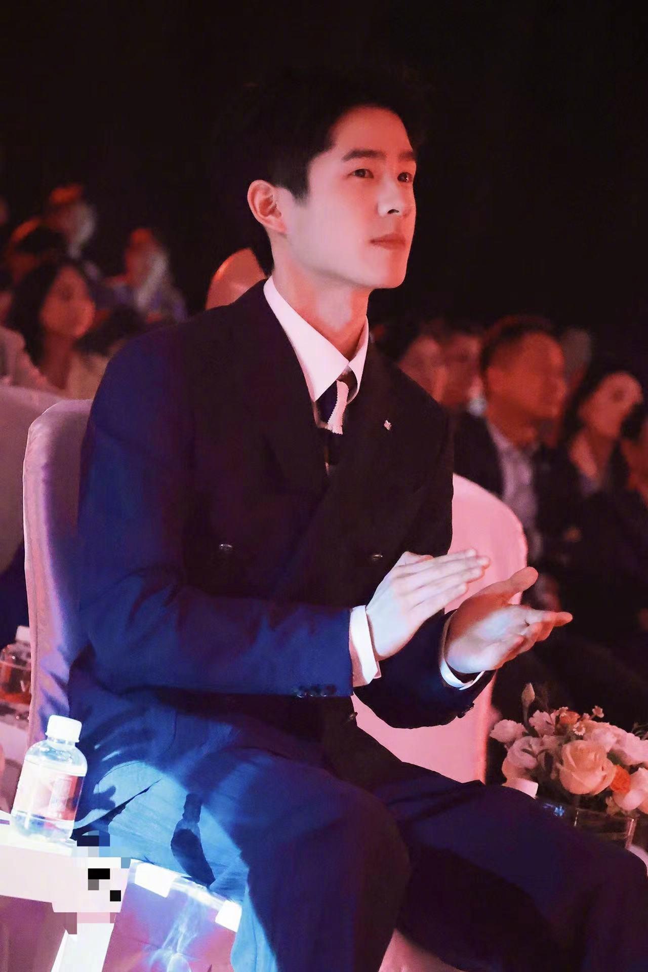 #刘昊然正装焊身上#不是我说西装刘昊然真的就是个优雅贵公子，一整个帅爆了好吧，就