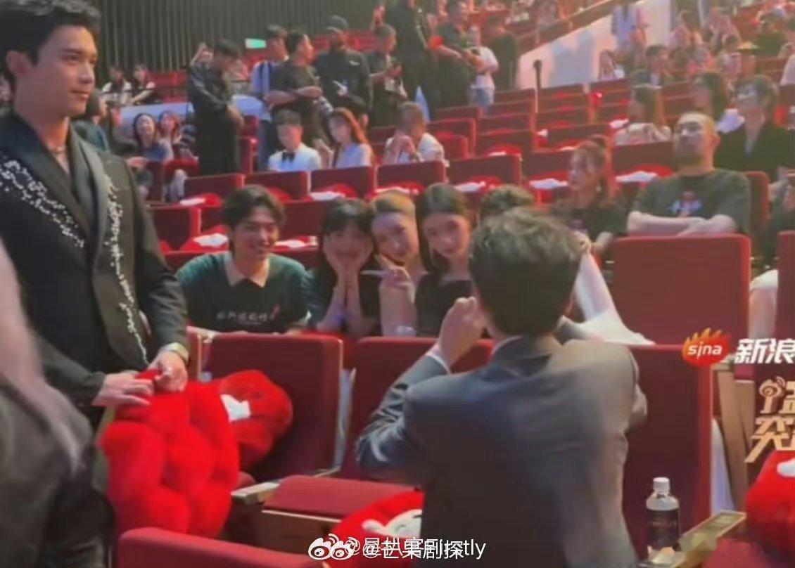 张若昀给孙怡林允程潇拍照张若昀镜头下的孙怡林允程潇张若昀给孙怡，林允和程潇拍照耶
