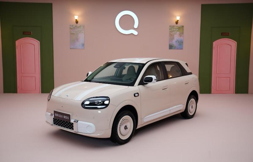 全新QQ3摩登版让快乐更有型今晚18:12全新QQ3摩登版上市车有两款颜色，一个