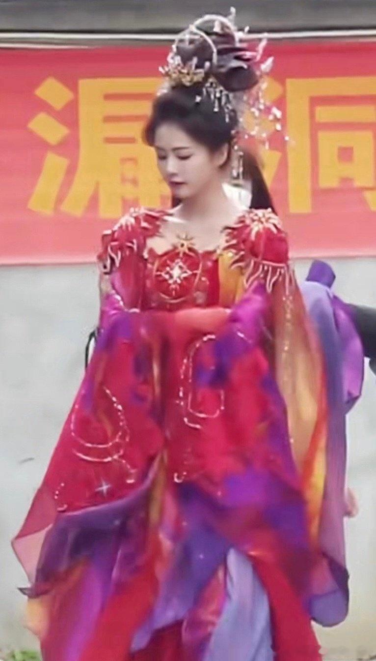 白鹿《白月梵星》路透🈶 ，又有一套新的衣服 ​​​