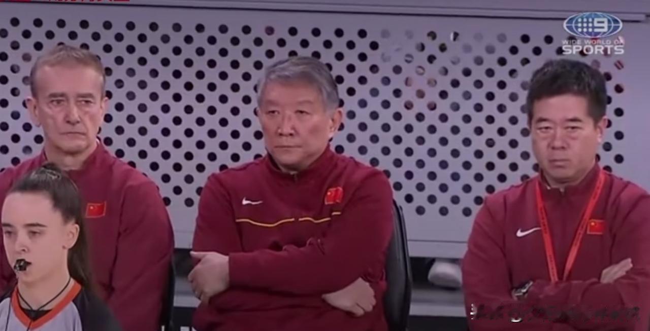 篮板：40个，助攻21次：这是中国女篮热身赛对手意大利女篮的一个数据。
篮板上，