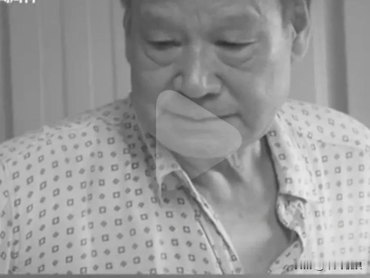 萌宠离世后，主人将它送去火葬，还帮它擦拭身体，满是自责地对它说道：“是爸爸对不起
