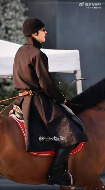 于适用小腿轻推马腹太苏了 被于适小腿轻推马腹的动作狠狠惊艳，利落的姿态配上他的气