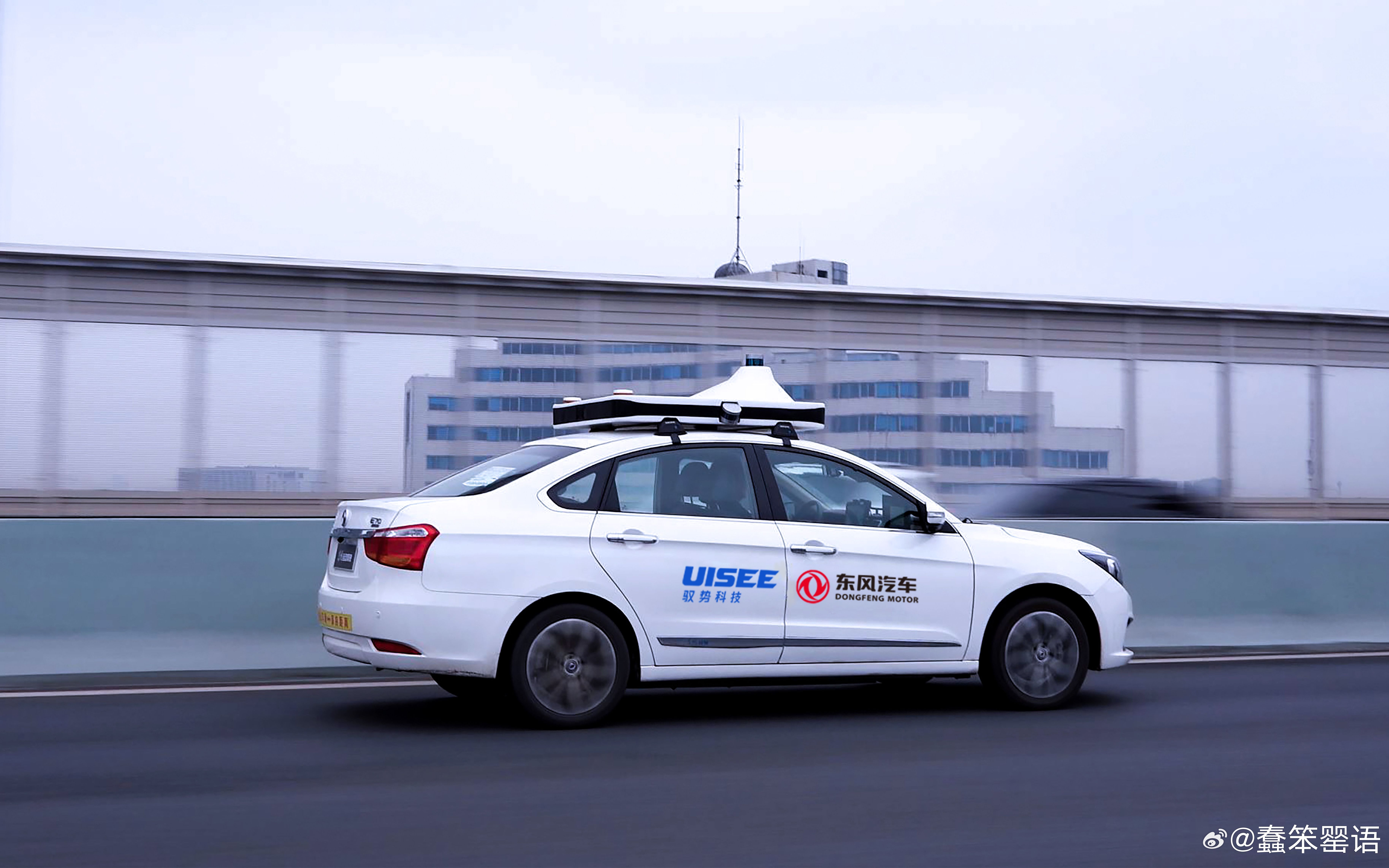 “无人驾驶出租车”，非要称做Robotaxi，聪明吗？比“智驾出租”表达高明吗？