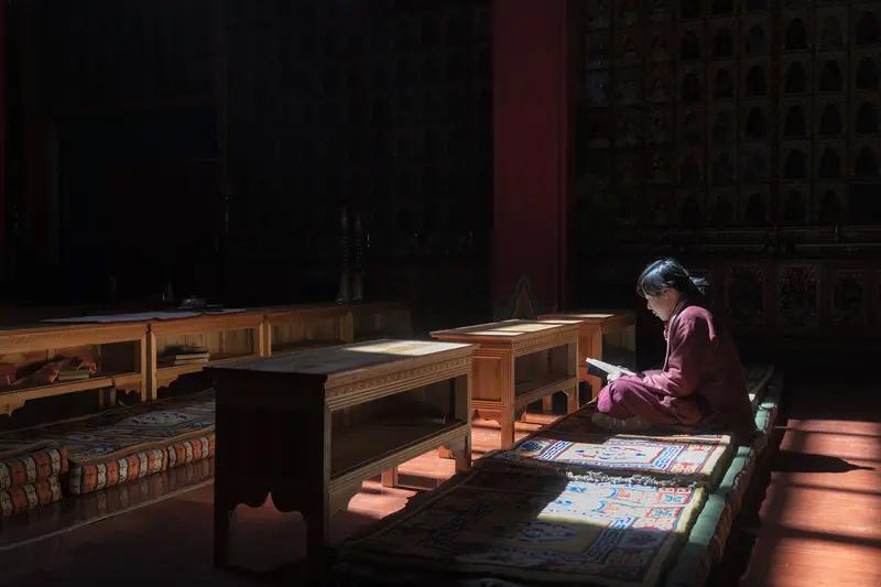 红尘与修行

曾有人问禅者：“如何才能静心修行？”
禅者答：“饥来吃饭，困来即眠