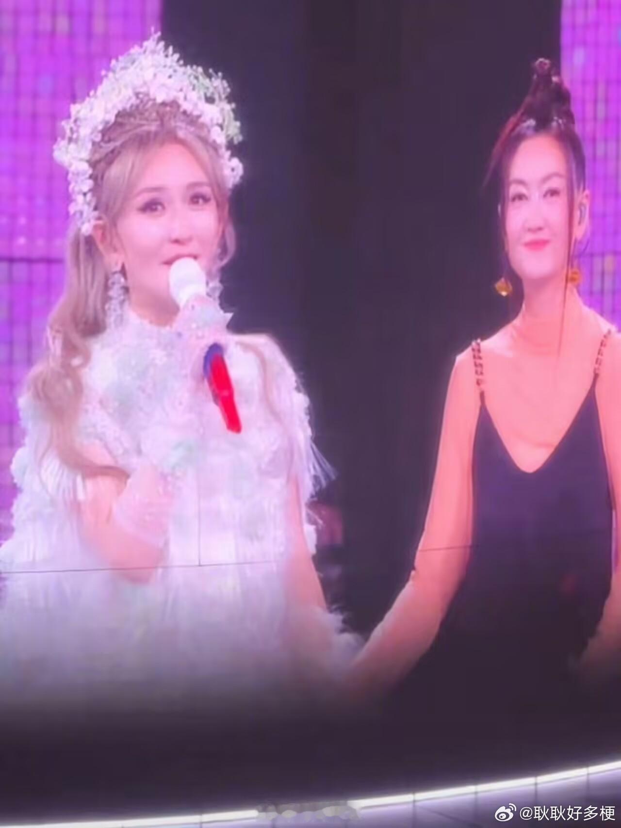 者来女真的去谢娜演唱会了从乘风到演唱会，双向奔赴的友情太感动啦
