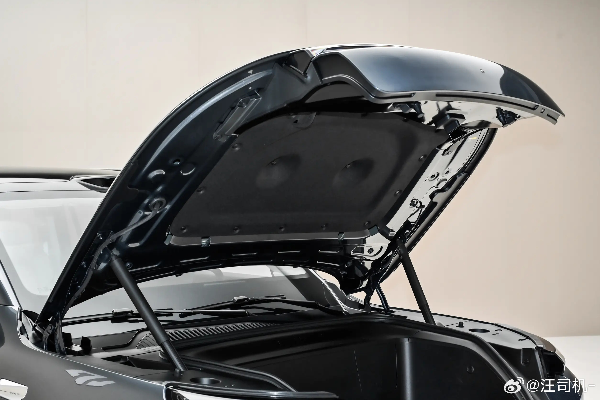 零跑D19前备箱盖用的是四连杆铰链（图1）乐道L90是鹅颈铰链（图2）鹅颈铰链绕