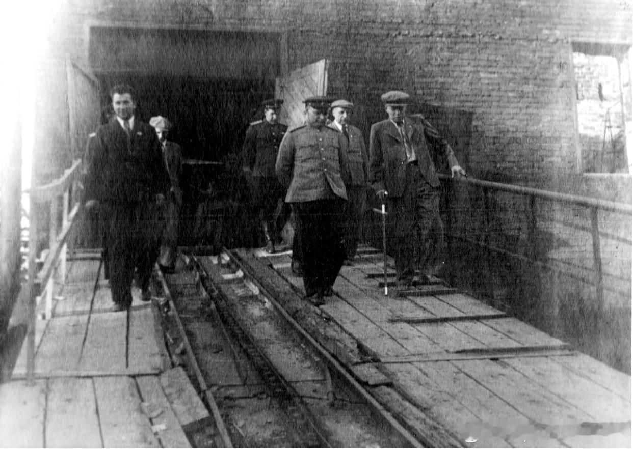 1944年7月苏联人民委员会副主席伏罗希洛夫、苏联装备人民委员乌斯季诺夫（从摩托