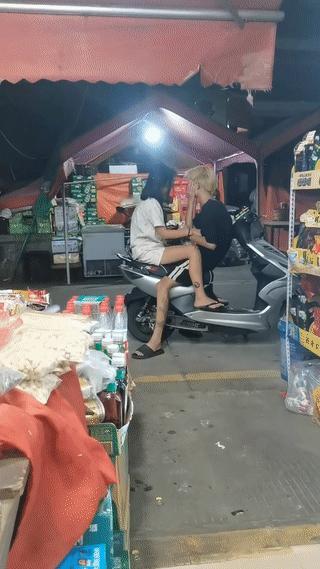 果然，女孩子还是比较喜欢“黄毛小子”。
广东汕尾街头，有一对年轻的小情侣坐在摩托
