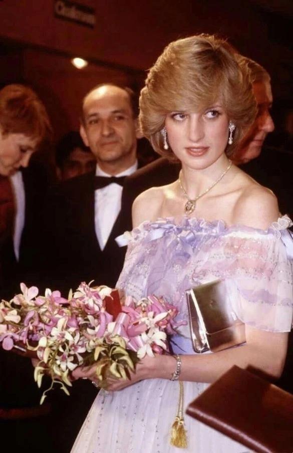 1984 年，戴安娜才23岁，
她穿着 “睡美人”裙，代表王室接见一众演艺人士，